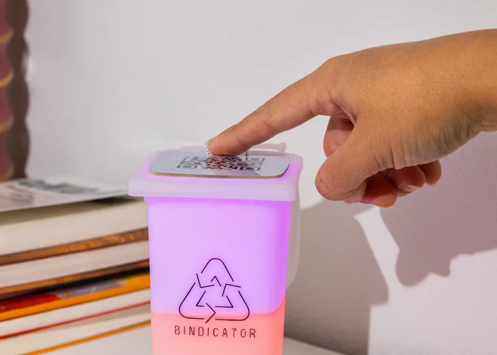 Tapping on the bindicator lid turns out the light so that you know the problem is taken care of. 